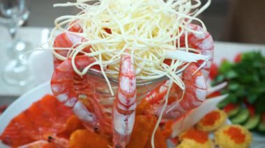 Büyük boy deniz ürünleri ve diğer atıştırmalıklar.