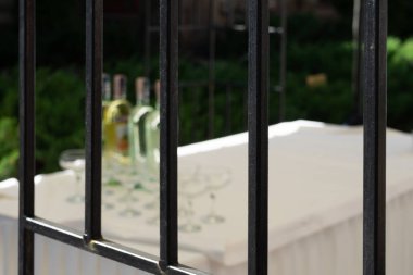 Alkol yasağı. Parmaklıklar ardında bir şişe alkol..