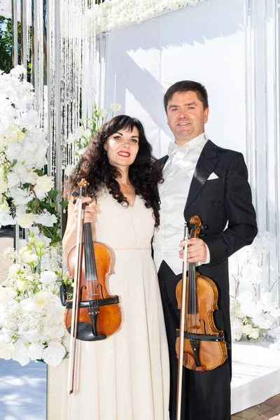 Man Woman Violinists Wedding Arch Background — Fotografia de Stock