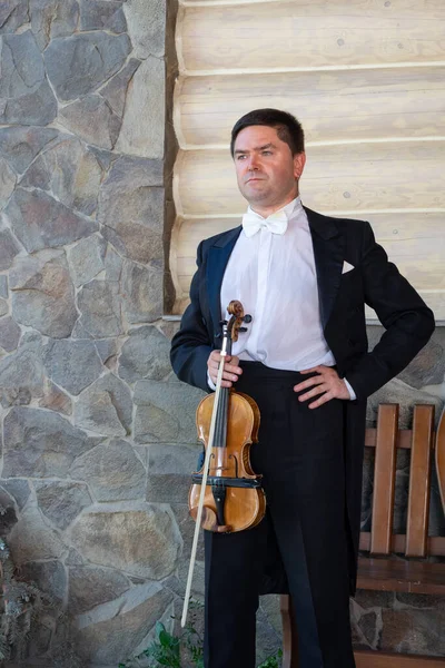 Violinista Com Violino Suas Mãos Fica Perto Edifício — Fotografia de Stock