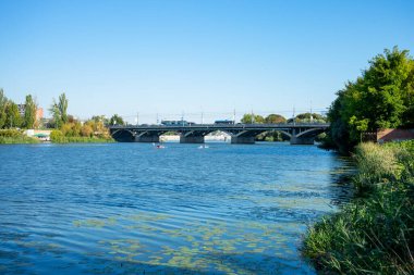 Vinnytsia Ukrayna 'daki Güney Böcek Nehri üzerindeki köprü.