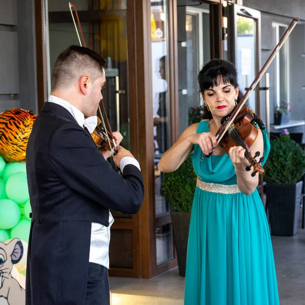 Violinists Play Violins Entrance Philharmonic — Fotografia de Stock