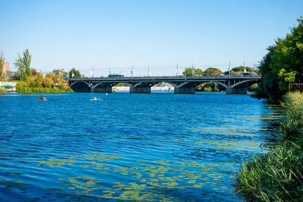 Vinnytsia Ukrayna 'daki Güney Böcek Nehri üzerindeki köprü.