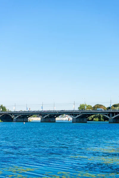 Vinnytsia Ukrayna 'daki Güney Böcek Nehri üzerindeki köprü.