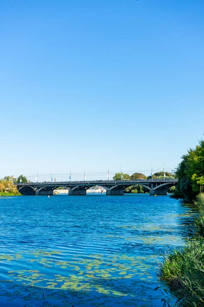 Vinnytsia Ukrayna 'daki Güney Böcek Nehri üzerindeki köprü.