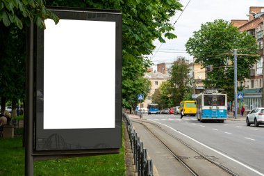 Şehirdeki yol kenarındaki reklam panosu..