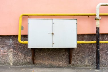 Evin duvarında gaz vanaları için büyük beyaz bir kutu..