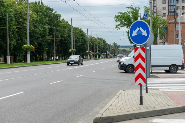 Yol kenarındaki şehirde yol işaretleri var..