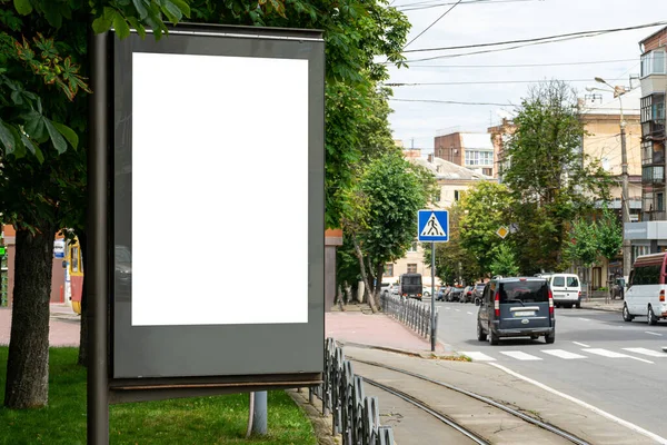 城市里靠近道路的光盒 孤立的地方供登记 图库图片