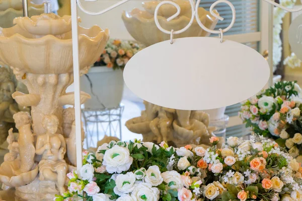 Sinal Oval Branco Com Lugar Uma Inscrição Uma Loja Flor — Fotografia de Stock