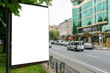 Yolun yakınındaki ışık kutusu. Yazı için izole edilmiş bir yer.
