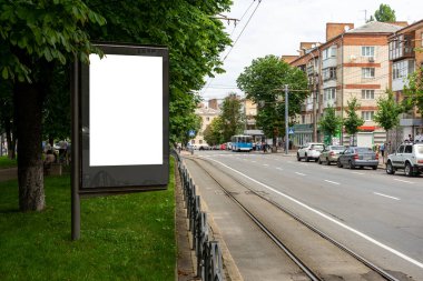 Şehirdeki yol kenarındaki reklam panosu..