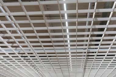 Ofiste askıya alınmış modern tavan. Çatı katı tarzı ofis tavan tasarımı.