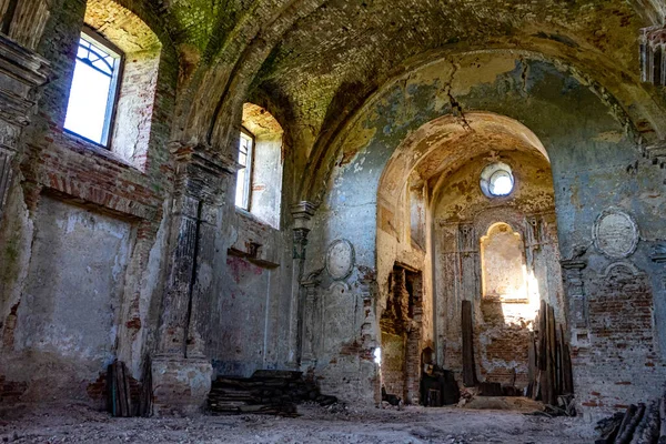 Antik yıkılmış tapınağın içi. Eski bir tapınağın terk edilmiş binası..