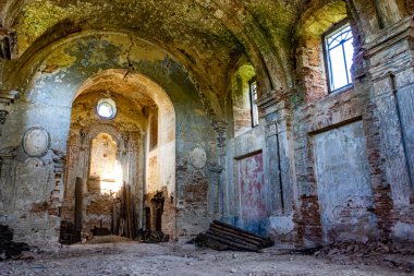 Antik yıkılmış tapınağın içi. Eski bir tapınağın terk edilmiş binası..