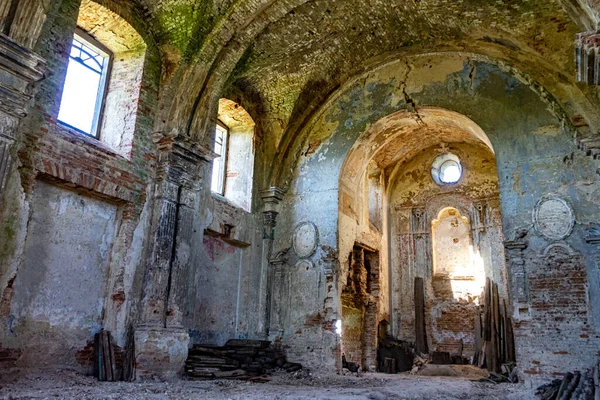 Antik yıkılmış tapınağın içi. Eski bir tapınağın terk edilmiş binası.