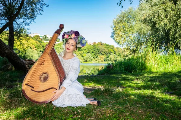 Joven Ucraniana Sentada Junto Río Traje Nacional Sosteniendo Instrumento Bandura — Foto de Stock