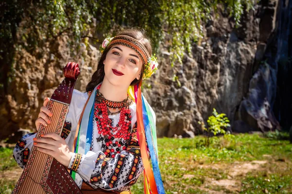 Український Музикант Автентичному Національному Вбранні Сидить Камені Українська Жінка Музичним — стокове фото
