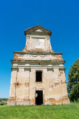 Eski bir Hristiyan tapınağının ön cephesi. Ukrayna.