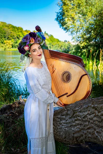 Young Ukrainian Woman National Dress Plays Bandura River Summer Sunny — Stock fotografie
