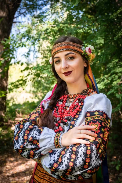 身着乌克兰民族服装的乌克兰姑娘站在林中小径上 — 图库照片