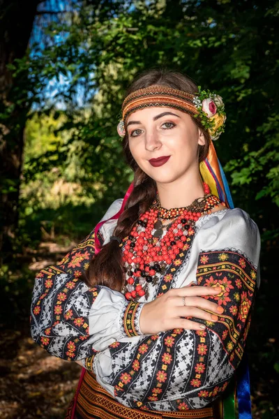 身着乌克兰民族服装的乌克兰姑娘站在林中小径上 — 图库照片