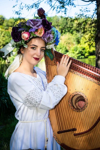 一个身穿白衣 头戴花环的年轻乌克兰妇女的画像 乌克兰音乐家演奏管弦乐 — 图库照片