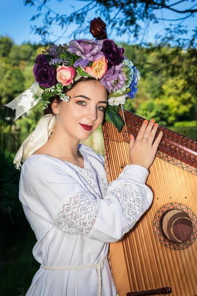Retrato Una Joven Ucraniana Vestido Blanco Con Una Corona Músico — Foto de Stock