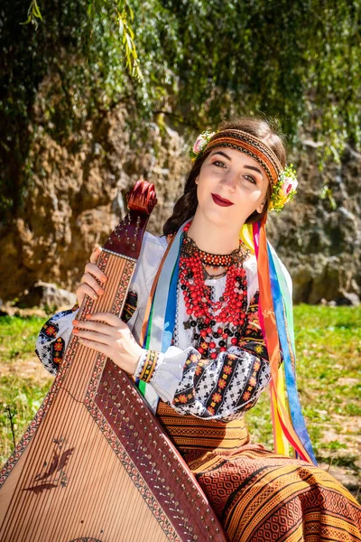 Musicien Ukrainien Tenue Nationale Authentique Assis Près Rocher Ukrainienne Avec — Photo