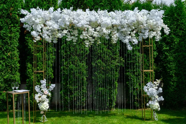 Arco Casamento Branco Fundo Thuja Evergreen Cerimônia Casamento Verão Parque — Fotografia de Stock