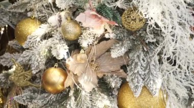 Noel ağacı oyuncaklar ve parlak çelenklerle süslenir.
