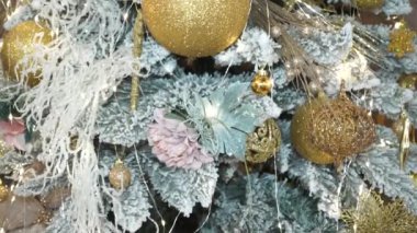 Altın Noel süslemeleri ve çelenkleri olan Noel ağacı