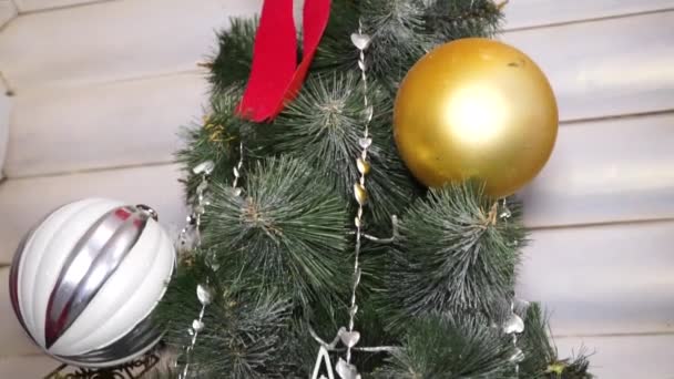 Albero Natale Con Fiocco Rosso Grandi Decorazioni Natalizie Vicino Passare — Video Stock