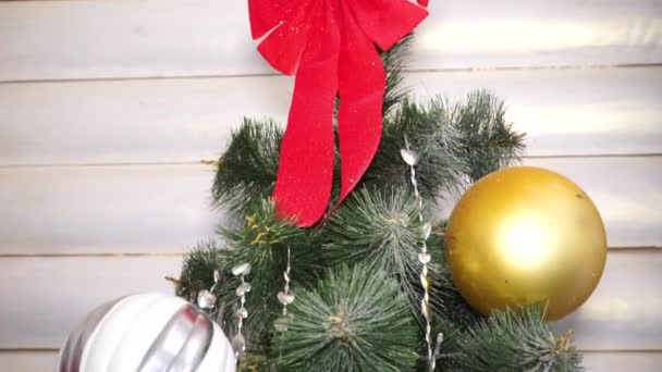 Weihnachtsbaum Mit Roter Schleife Und Großem Weihnachtsschmuck Aus Nächster Nähe — Stockvideo