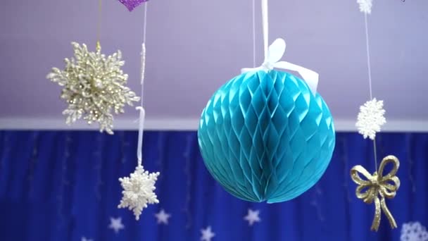 Diverses Décorations Noël Sont Accrochées Plafond Conception Chambre Nouvel Gros — Video