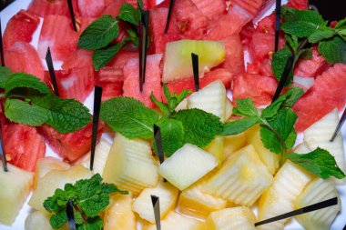 Tabak dilimlenmiş ve kavun ve karpuzla süslenmiş..