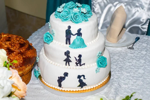 Vacker Bröllopstårta Vit Tredelad Tårta Med Blå Rosor Och Figurer — Stockfoto