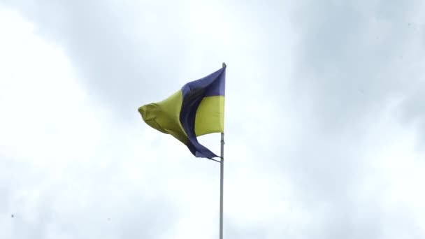 Old Ukrainian Flag Flutters Wind Background Blue Sky — Αρχείο Βίντεο