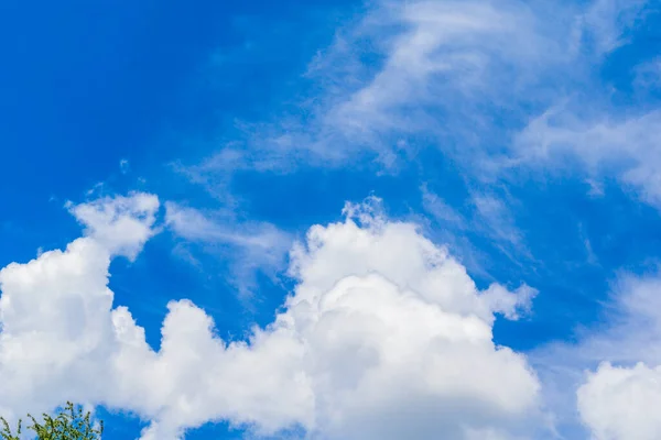 Parlak Mavi Gökyüzünde Beyaz Bulutlar — Stok fotoğraf