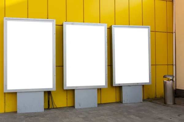 Trzy Transparenty Odosobnionym Tłem Przy Żółtej Ścianie Baner Białą Przestrzenią — Zdjęcie stockowe