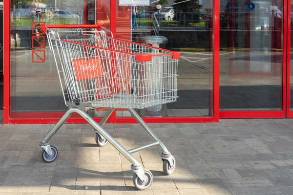 Marketin kapısında boş alışveriş arabası..