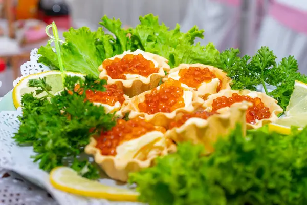 Red Caviar Grated Cheese Small Dough Baskets Delicious Cold Appetizer — Photo