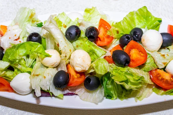 Isolated Plate Salad White Background Salad Quail Eggs Greens Tomatoes — Foto Stock