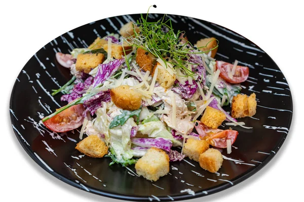 Salad Meat Croutons Vegetables Black Plate Salad White Background Isolate — Foto Stock