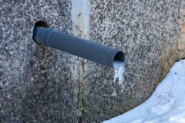 Водяна Труба Будинку Замороженим Шматочком Льоду Збір Дощової Води Стокове Фото