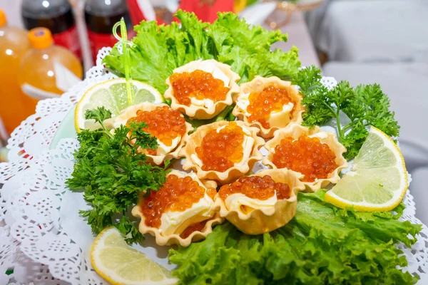 Red Caviar Grated Cheese Small Dough Baskets Delicious Cold Appetizer — Photo