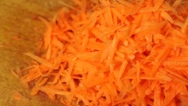 Grated Juicy Carrots Wooden Kitchen Board Close — Αρχείο Βίντεο