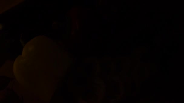 Електропроводка Світлом Над Жовтим Перцем Червоними Гущавинами — стокове відео