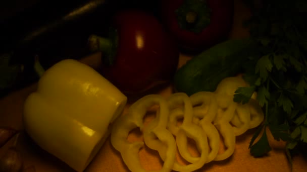 Sebzelerin Arka Planında Dilimlenmiş Büyük Sarı Biber — Stok video