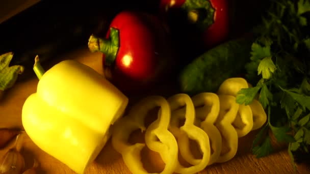 Pierścień Żółty Pieprz Wraz Całą Czerwoną Soczystą Papryką Innymi Warzywami — Wideo stockowe